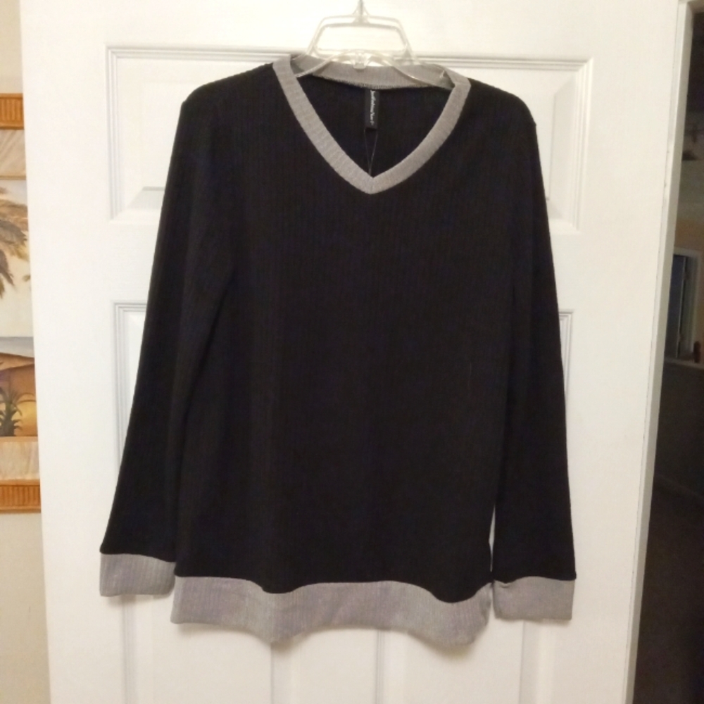 JustFashion Now black and gray Knit V-neck Sweater. Small. NWT
